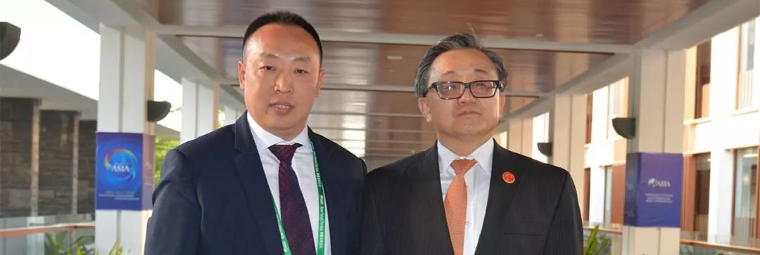 艹逼免费网站联合国副秘书长刘振民和赵章栓会长在博鳌亚洲论坛亲切交"